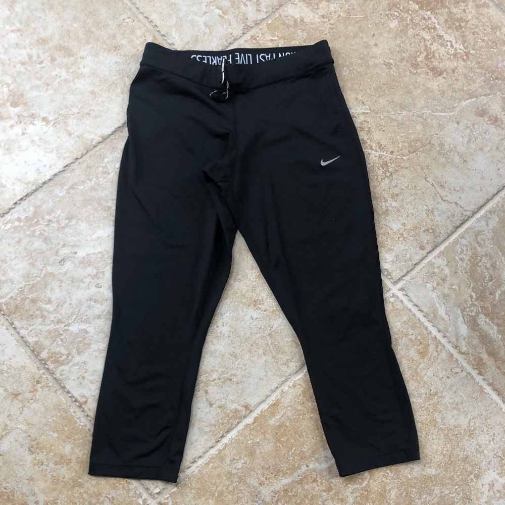 Women's Black Nike Crop Leggings - Size Medium